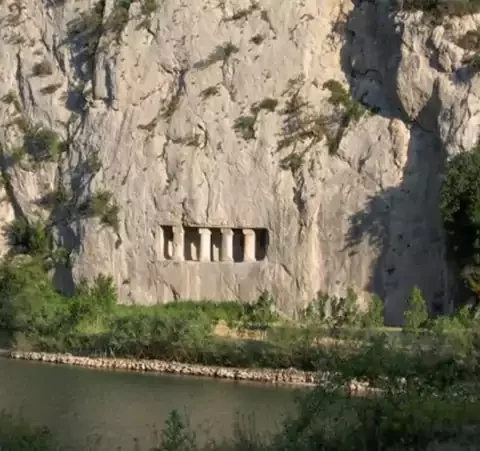 asarkale-ve-kaya-mezarlari