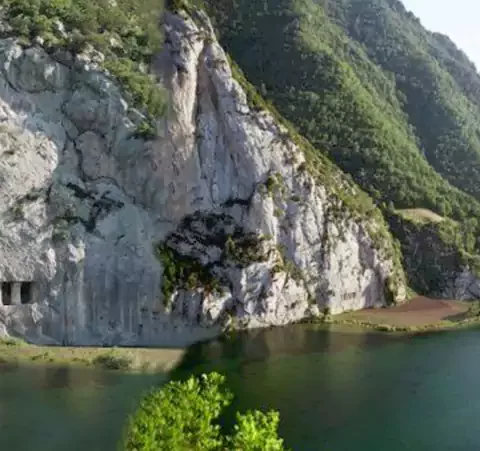 asarkale-ve-kaya-mezarlari